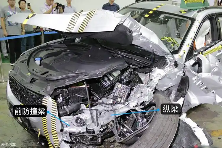 车头部分,可以发现车辆纵梁受的伤害较小,这也是25%偏置碰撞的特点.