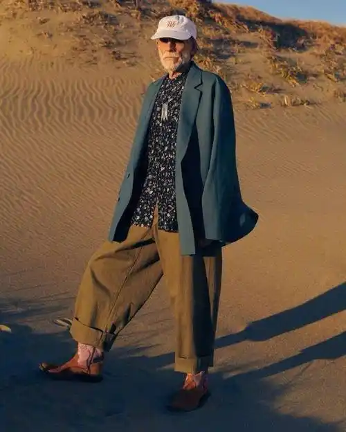 谁说老年人穿西服像老干部?看这位外国老头,硬是穿出了模特范儿