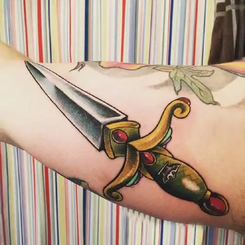 男生手臂上彩绘渐变几何简单线条匕首纹身图案