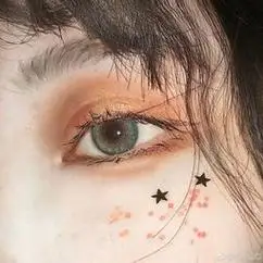 女人眼睛里有水光面相