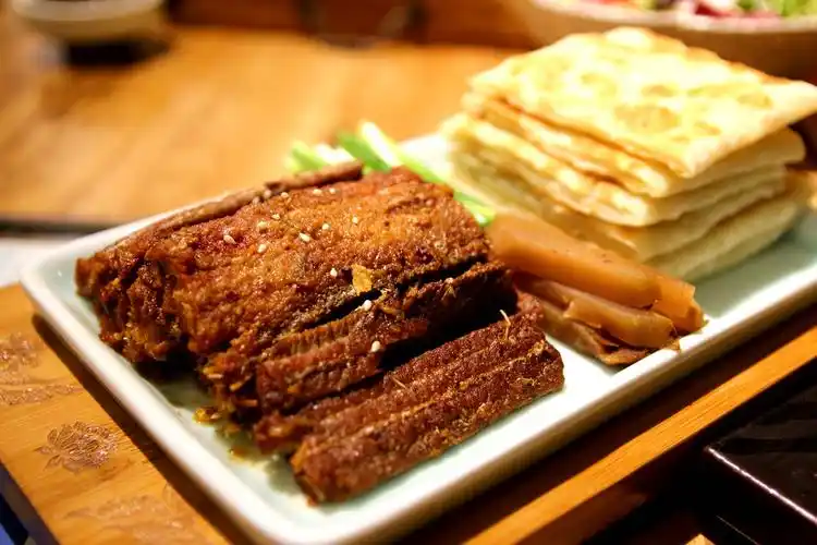 p>主要食材:带鱼 鱼咸菜(可以用萝卜代替) 葱 姜 /p>