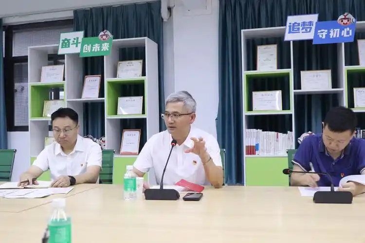 会上,党支部副书记罗嘉文传达学校党委理论中心组学习(扩大)会议精神