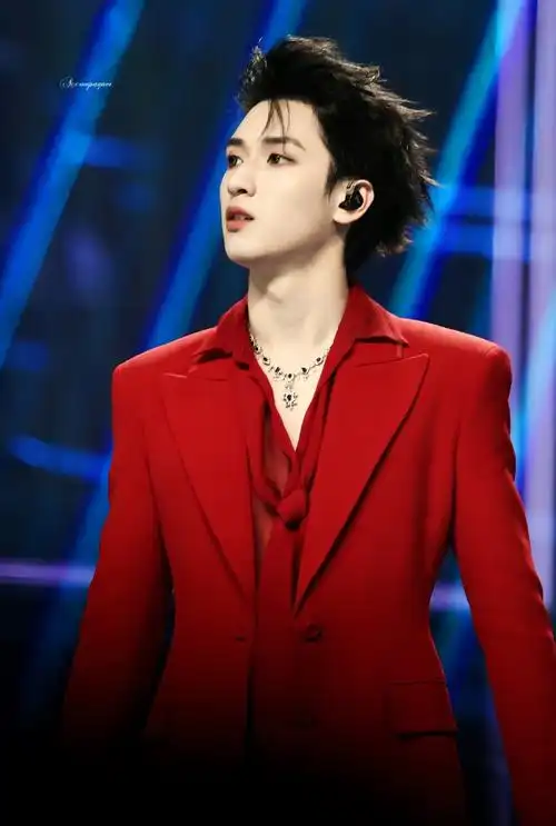 严浩翔超话红衣的神#严浩翔叁重楼暨出道四周年演唱会##严浩翔 舞台