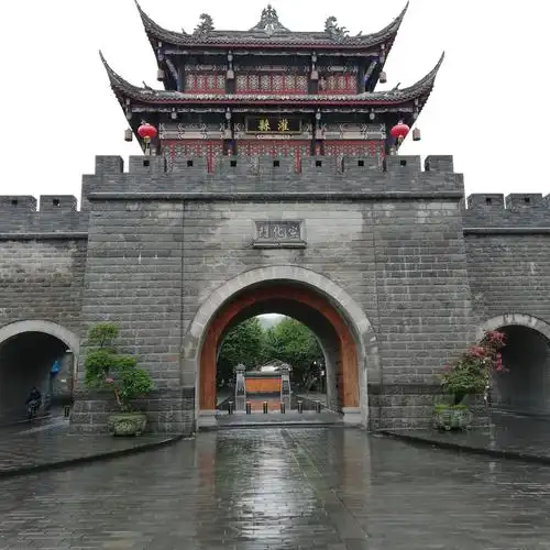 都江堰市原称灌县.走进宣化门,都是古色古香的老街.