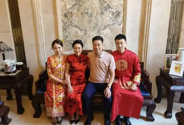 李春江了却心愿!儿子李京龙2年前未婚生娃,如今终于抱得美人归