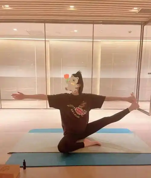 奚梦瑶首晒二胎孕肚照,肚大如箩练瑜伽,自曝练瑜伽让她长高了