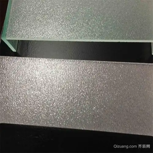 是用自动卧式喷砂机或立式喷砂机在玻璃上加工出水平或凹版图案的玻璃