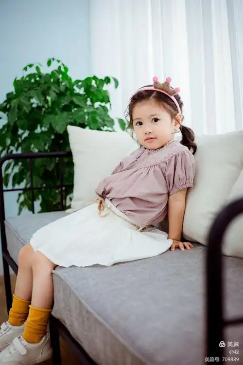 三岁的小女孩玲珑剔透!