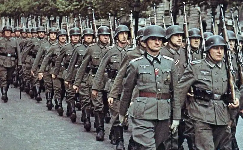 无论是国防军还是党卫军,他们穿着笔挺的军装,用履带轧过欧洲各国的