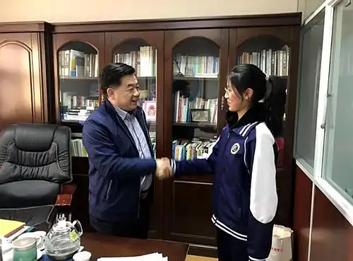 校长多了好帮手 崂山一中第一届学生校长助理正式上任