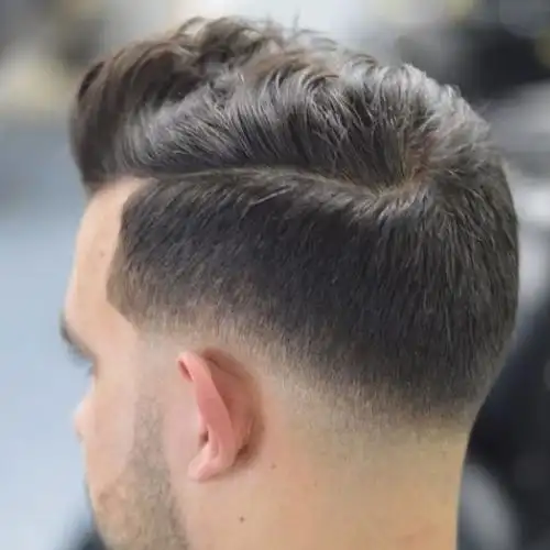 侧分短发发型,这一款很适合商务男士,头发梳理整齐,简单又干练,很有