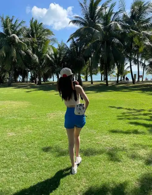 原创身着牛仔短裤面朝大海李沁写真惬意的享受生活太美了