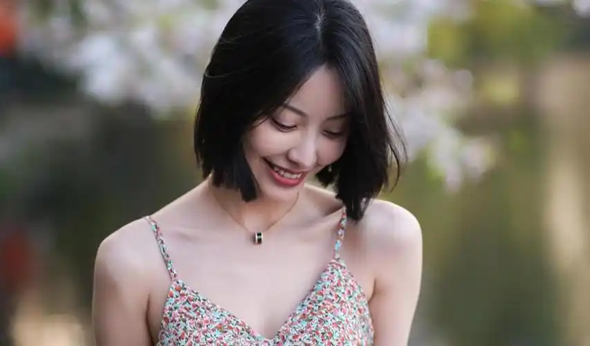 短发性感吊带美女超拽女生壁纸高清图片