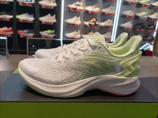 安踏羚跑2丨虫洞科技跑步鞋女中底采用安踏