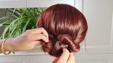 40岁左右的妈妈,试试这样盘发,有气质显年轻