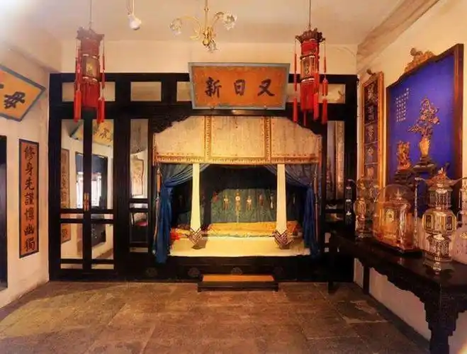 养心殿的后殿是皇帝的寝宫,共有五间,东西稍间为寝室,皇帝可随意居住.