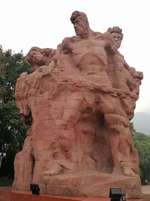 宁死不屈一一红岩魂广场观感