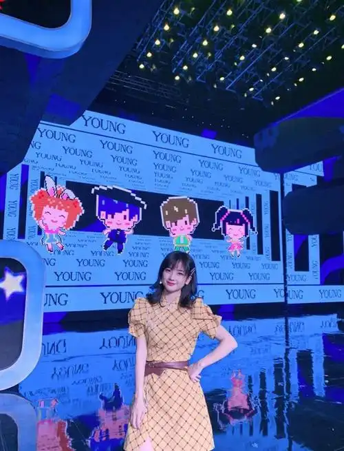 不愧是"收视密码"王冰冰,穿露肩裙简约有气质,真的