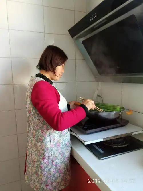 美丽的妈妈在厨房烹饪佳肴