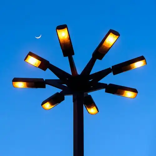 夜晚的路灯图片