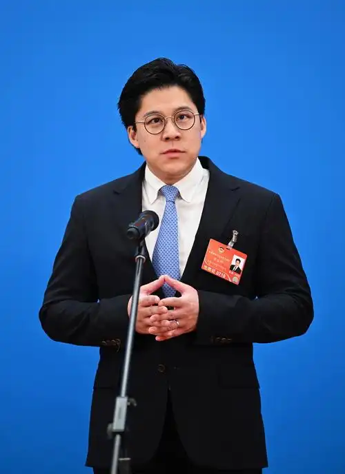 霍启刚委员尊重国歌尊重国旗是每一位公民最基本的责任