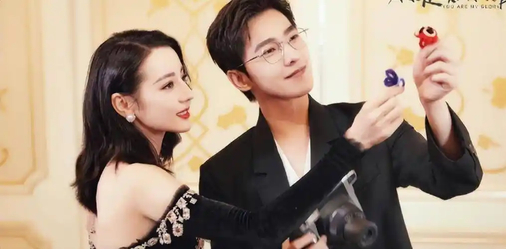 杨迪,杨洋迪丽热巴元宵节晒汤圆,似乎互赠socco手表官宣表白?