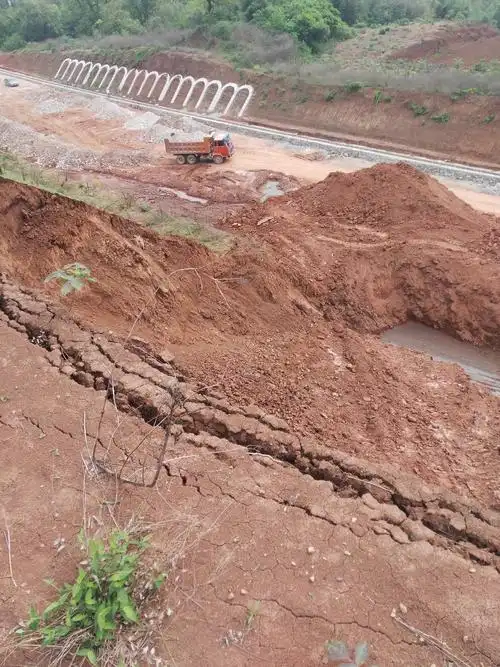 图为 k3 890 段右幅挖方段边坡垮方现场