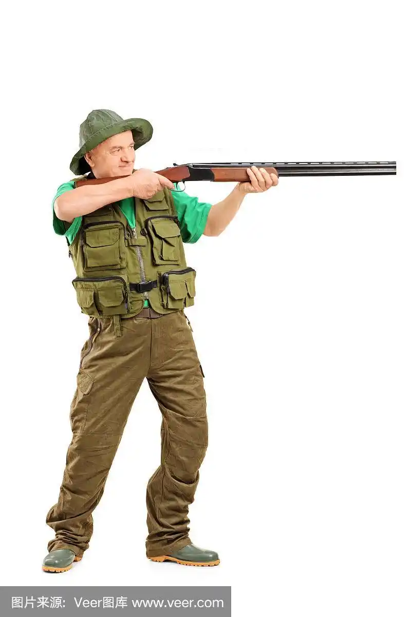 男性猎人用步枪射击