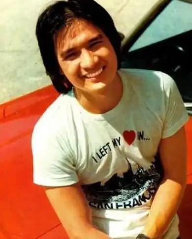 1983年邵氏当红小生傅声和哥哥张震声,弟弟张展鹏以及汪禹开两辆车.