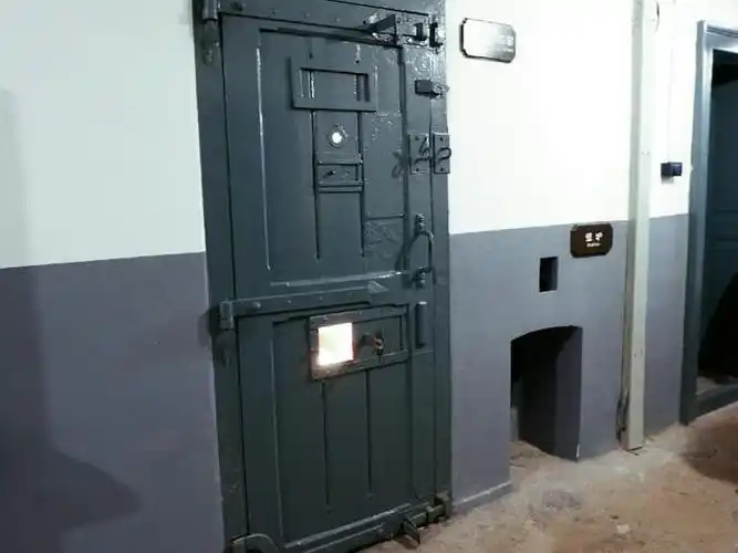 青岛——半年期约,你来可好 德国监狱旧址博物馆   一扇扇冰冷的铁门