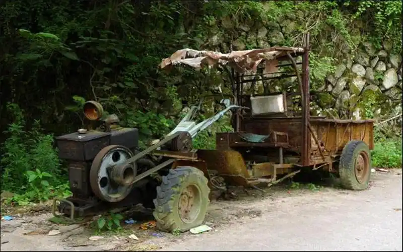 那些年在农村手摇启动拖拉机,柴油机反转打断的胳膊和门牙