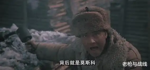 手持信号枪和匕首作出滑稽表情的德军士兵,摄于1917年