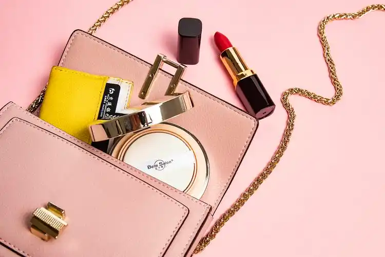 化妆品创意简约时尚摆拍