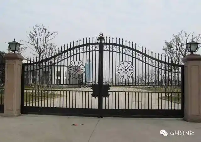 别墅围墙大门选用石材柱子华丽又大气
