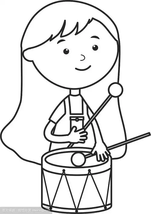 可爱的小女孩在打鼓