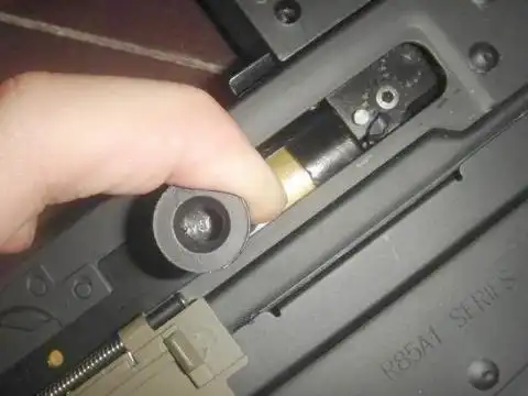 如果是真家伙的话这就是抛弹口,枪栓会随着射击一次就回堂一次的.