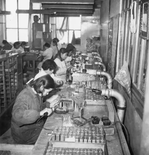 1951年,国家决定在北京建立北京电子管厂和华北无线电器材联合厂.