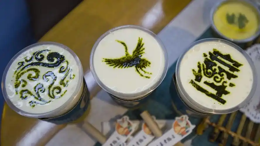 武汉惬意新生活坐着观光巴士喝着定制奶茶