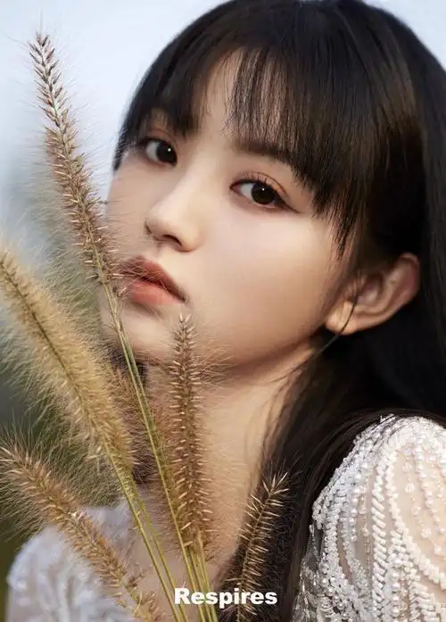 田曦薇黑色吊带长裙宛若黑天鹅置身树林优雅灵动