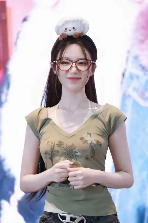 叶舒华身161cm,看起来骨架小,拥有梨形身材,天鹅颈,锁骨精致,腰臀曲线