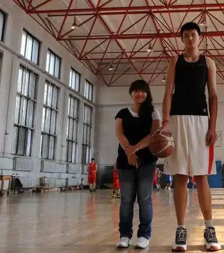 星记15岁2米22这个篮球少年也姓姚