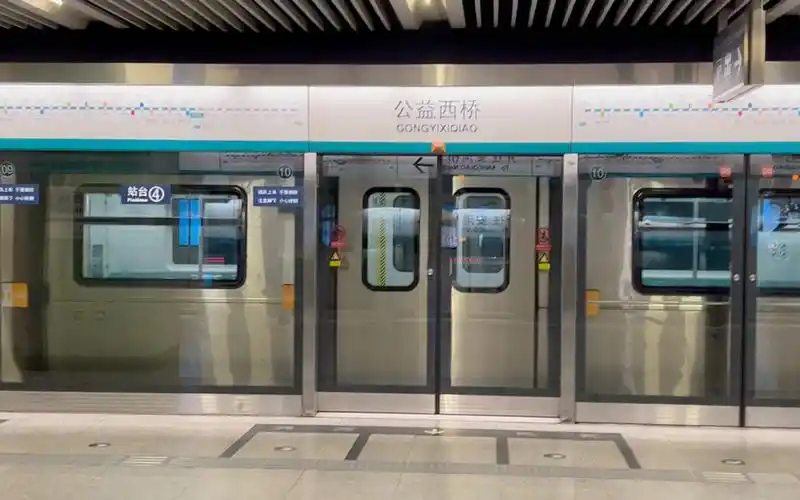 北京地铁4号线公益西桥站4号站台有备车04 034