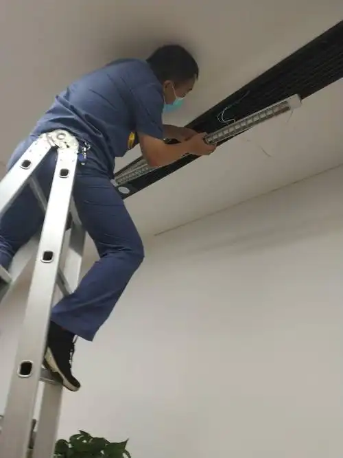 工程人员对大厦二层办公区不亮的灯管进行更换,已完成.