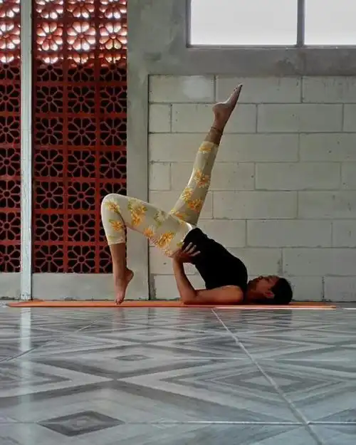 单腿桥式让你的脊柱和腰更加灵活