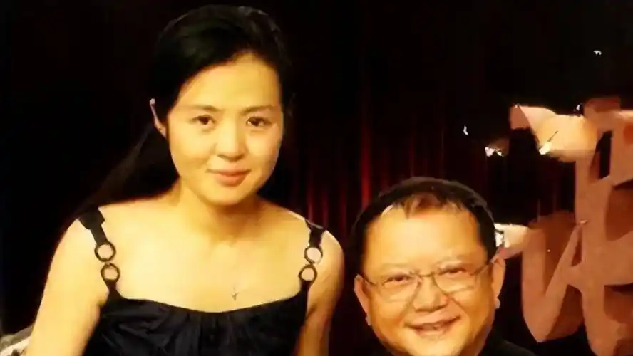 据传,王刚的第一任妻子是圈外人士姓杜,两人的相识与我们今天所说的