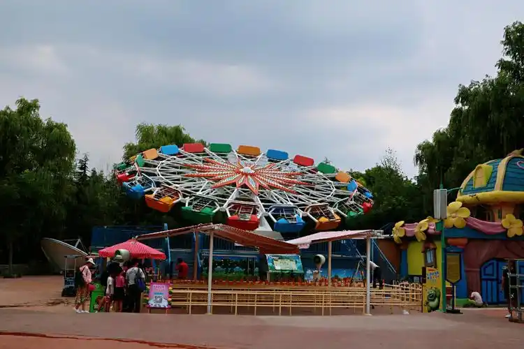 位于泰安市泰山区东部新区,属第四代大型高科技科幻主题公园,由恐龙