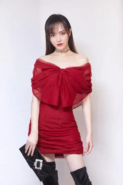 1/ 12 高挑的唐嫣穿上长靴,大长腿霸屏 红色的蝴蝶结薄纱小礼服衬得