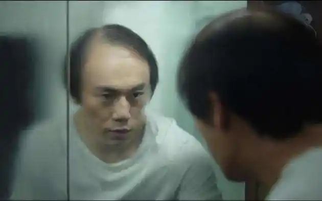 剧中张东升摘假发前后形象对比