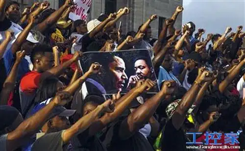 中,警方出动了一个 机器人,携带炸弹消灭了一名枪杀5名警察的狙击手