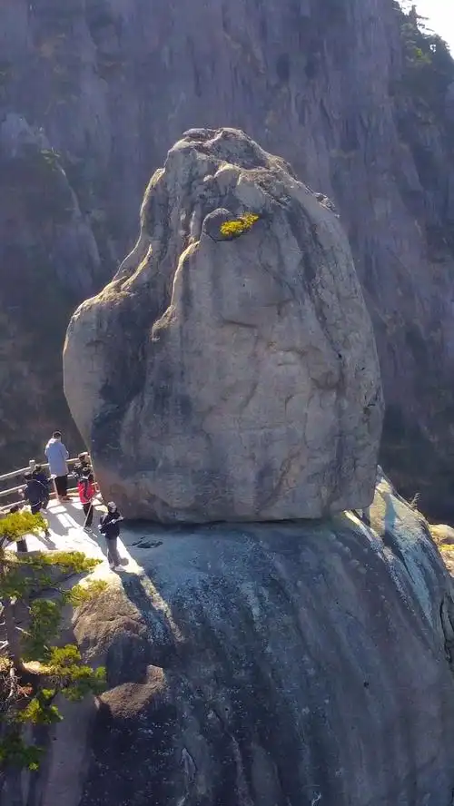 安徽黄山飞来石,犹如天上掉下来的石猴子#大自然的鬼斧神工 #大好河山